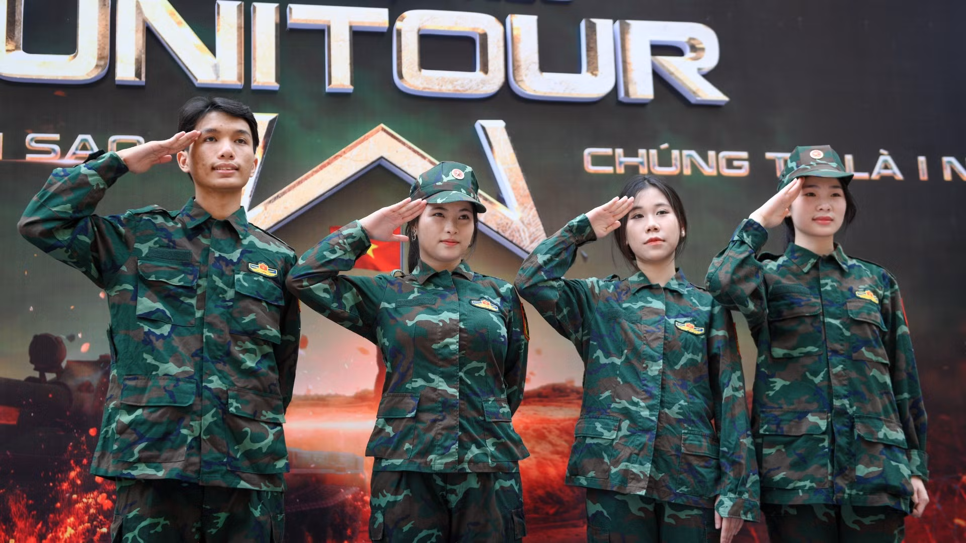 Sinh viên Thủ đô hóa thân thành những chiến sĩ tại chương trình.