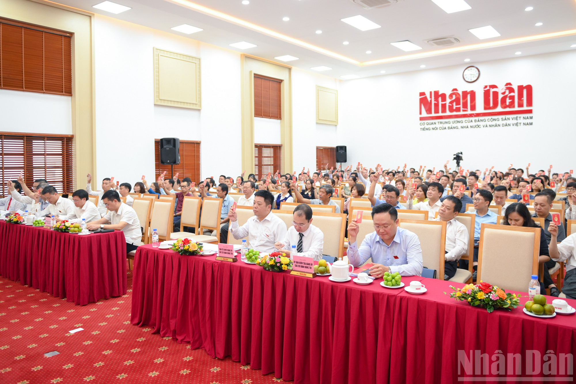Các đại biểu biểu quyết tại Đại hội ndo_br_phien-tru-bi-dh-bao-nhandan-0061.jpg