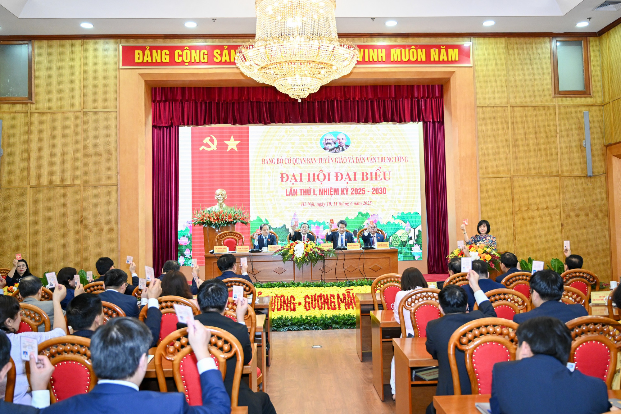Đại hội thông qua dự thảo Chương trình, Quy chế làm việc, Nội dung của Đại hội.