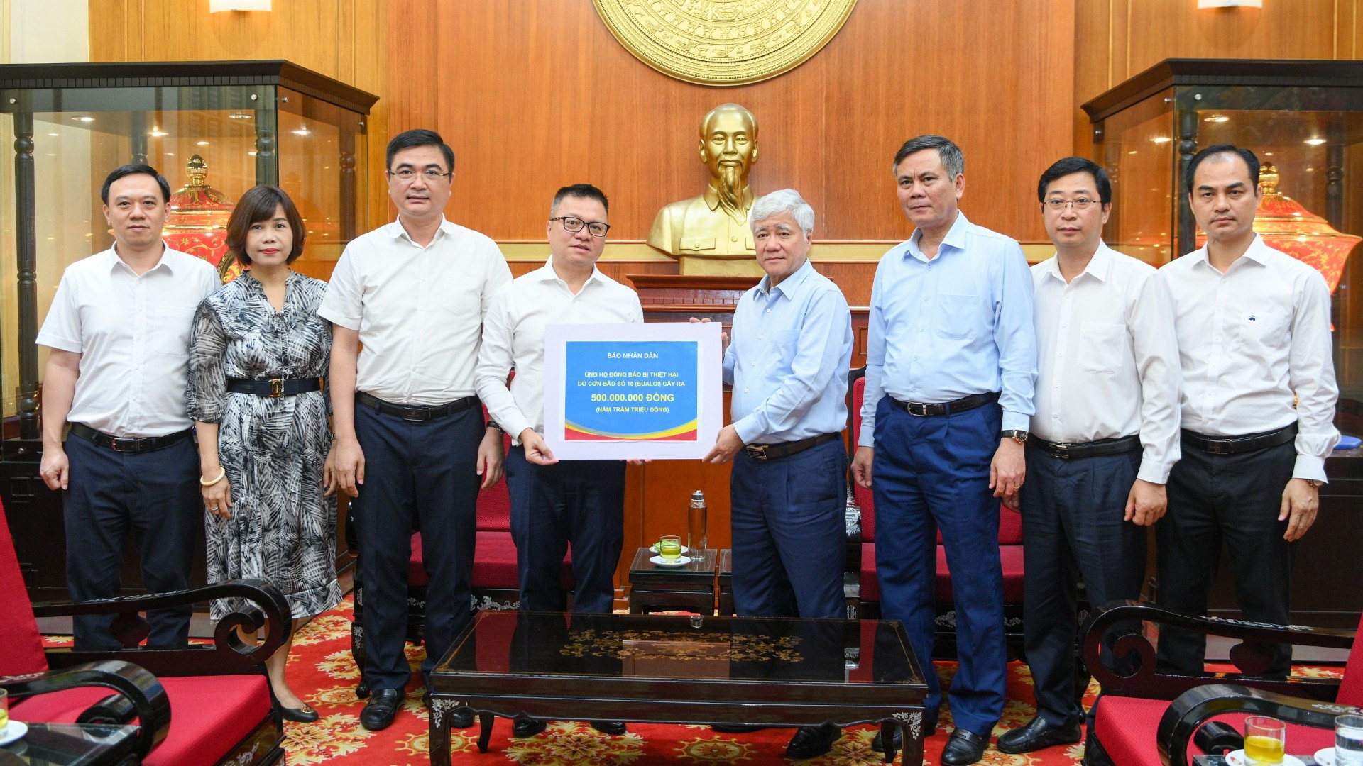 Tổng Biên tập Báo Nhân Dân Lê Quốc Minh trao số tiền quyên góp từ các cán bộ, phóng viên, nhân viên của báo ủng hộ đồng bào khắc phục hậu quả bão, lũ.