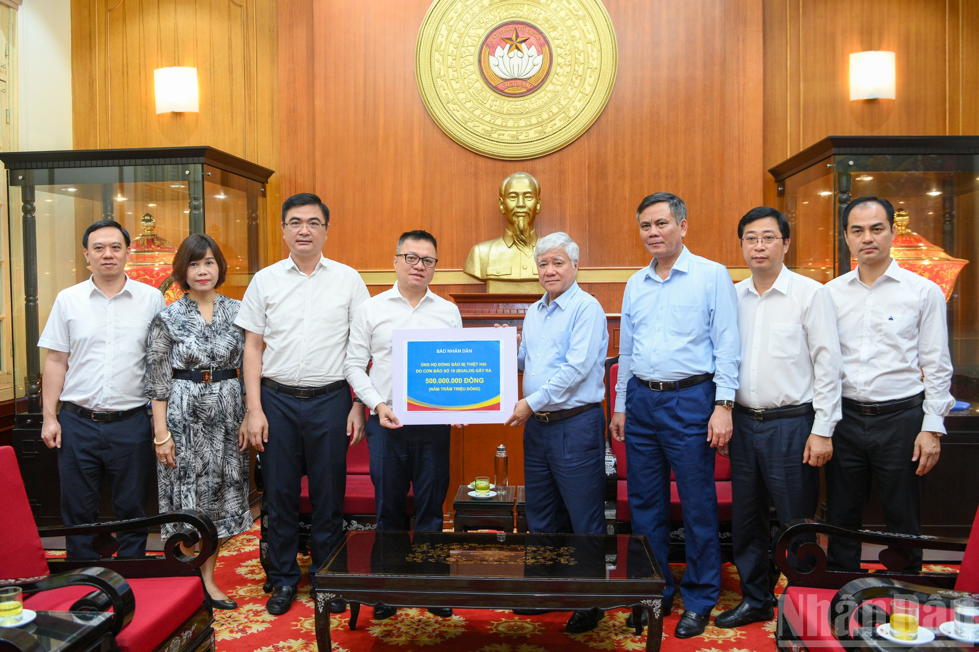 Tổng Biên tập Báo Nhân Dân Lê Quốc Minh trao số tiền quyên góp từ các cán bộ, phóng viên, nhân viên của Báo ủng hộ đồng bào khắc phục hậu quả bão, lũ. ndo_br_baond-ung-ho-2906.jpg