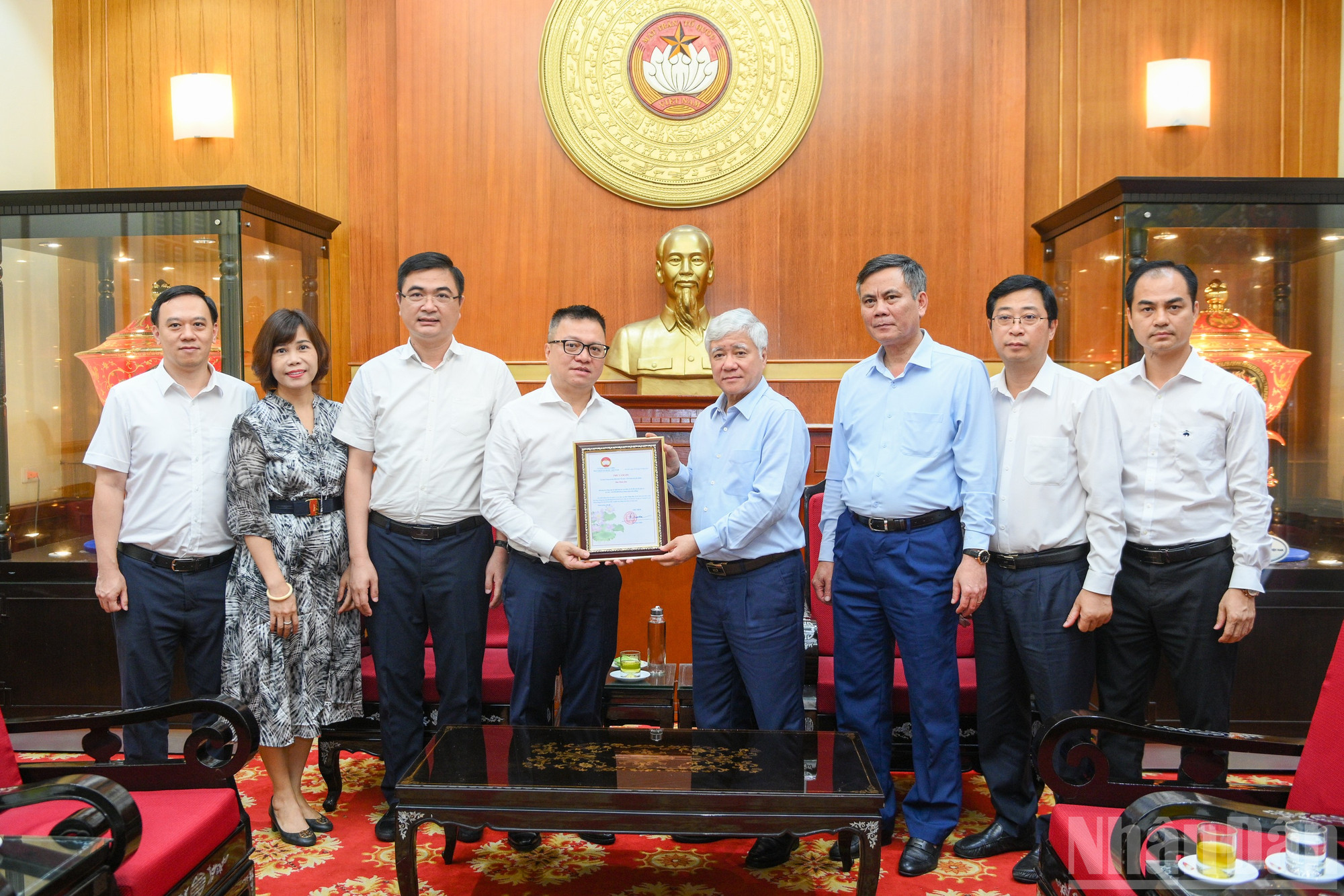Đồng chí Đỗ Văn Chiến, Ủy viên Bộ Chính trị, Bí thư Trung ương Đảng, Chủ tịch Ủy ban Trung ương Mặt trận Tổ quốc Việt Nam trao thư cảm ơn đến tập thể Báo Nhân Dân. ndo_br_baond-ung-ho-2922.jpg