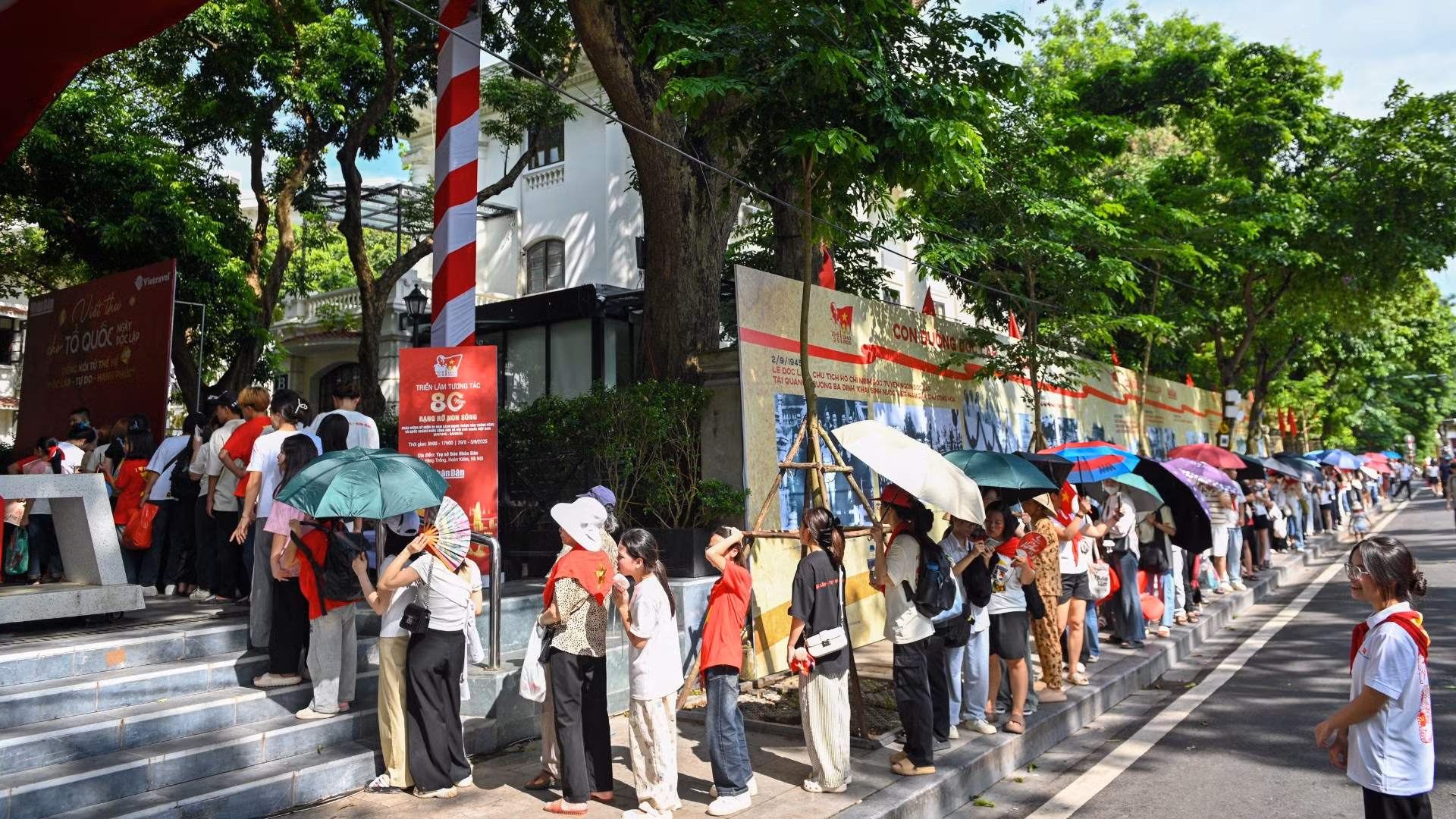 Người dân xếp hàng dài đợi nhận ấn phẩm đặc biệt tại trụ sở Báo Nhân Dân.