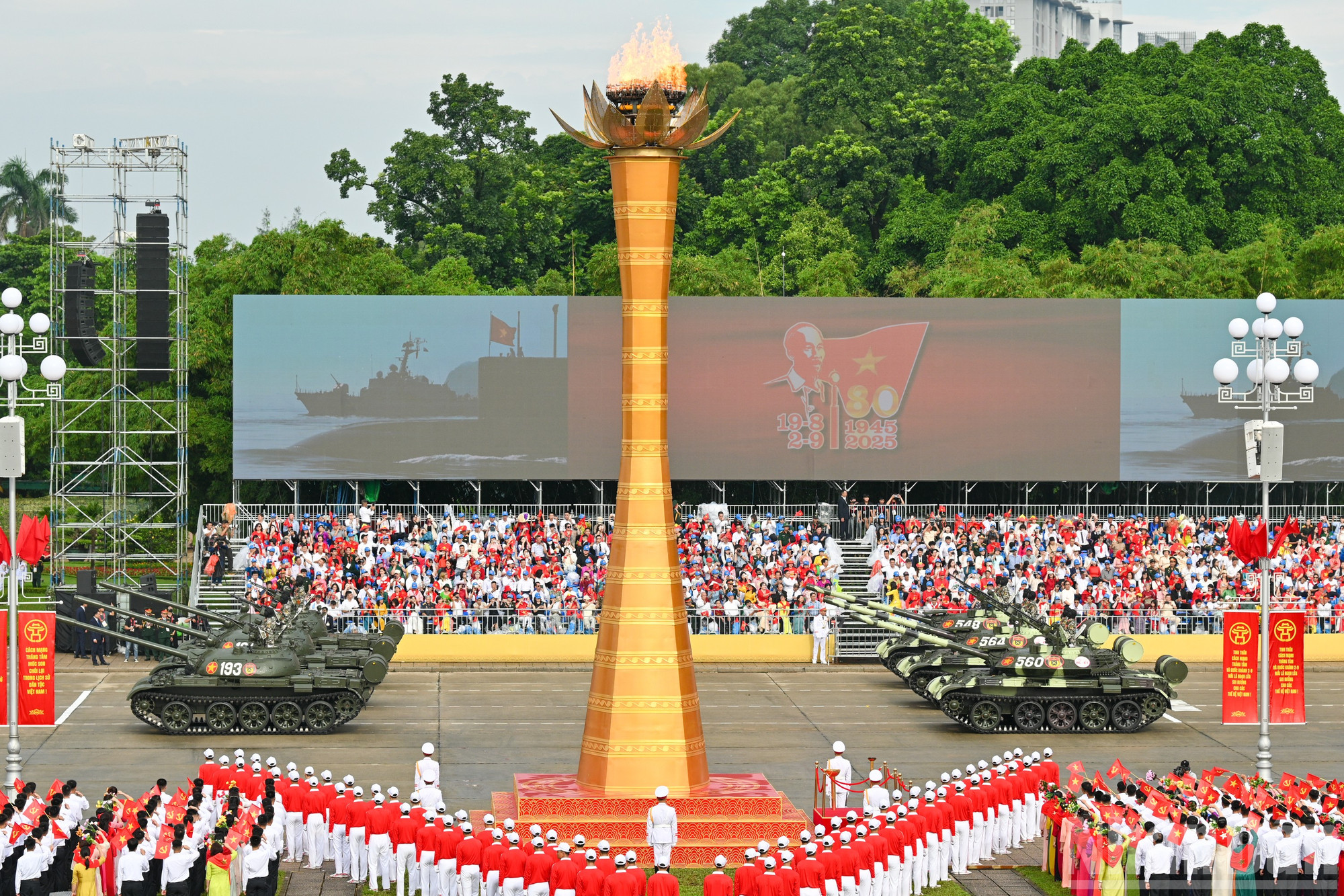 T54B戦車とT55戦車が式典プラットフォームに入場しました。 ndo_br_tong-duyet-308-0274.jpg