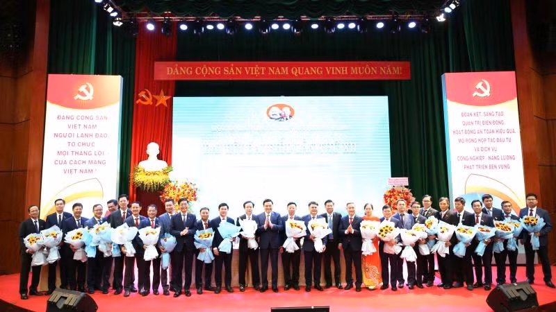 Các đồng chí lãnh đạo Tập đoàn dầu khí Quốc gia và lãnh đạo tỉnh Bà Rịa-Vũng Tàu chúc mừng Ban Chấp hành Đảng bộ Vietsovpetro nhiệm kỳ 2025-2030.