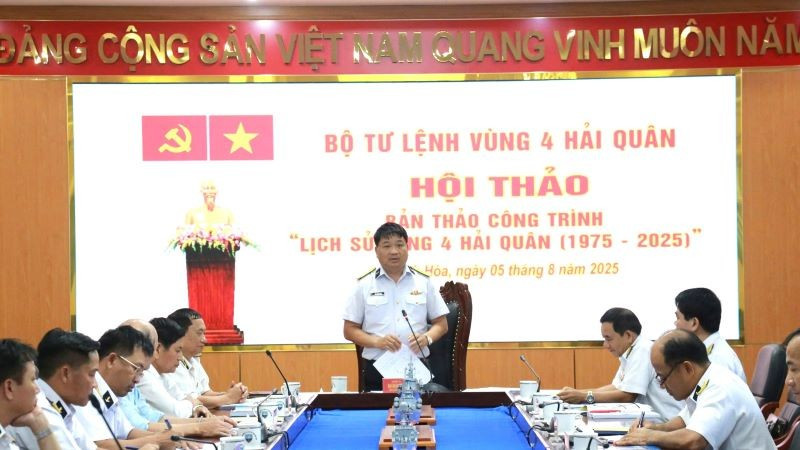 Đồng chí Thượng tá Bùi Xuân Bình, Bí Thư Đảng ủy, Chính ủy Vùng 4 Hải quân phát biểu tại Hội thảo. 