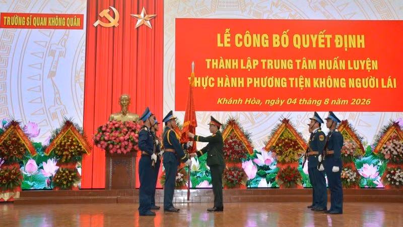 Thượng tướng Phạm Trường Sơn trao Quân kỳ Quyết thắng cho Trung tâm huấn luyện thực hành phương tiện không người lái.
