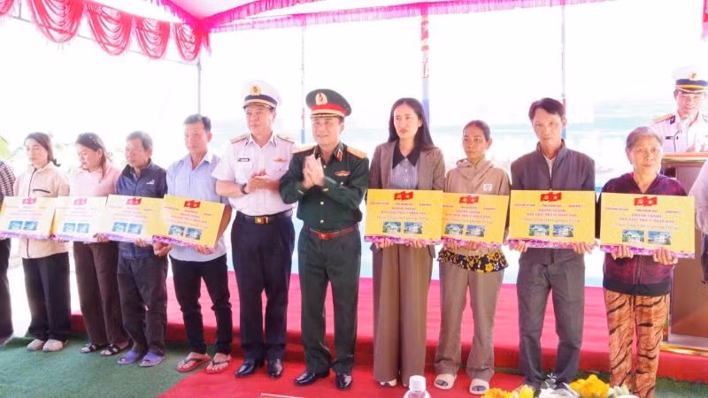 Thiếu tướng Trần Minh Trọng, Phó Chính ủy Quân khu 5 và Chuẩn Đô đốc Phạm Minh Tuấn, Phó Tư lệnh Quân chủng Hải quân trao bảng tượng trưng bàn giao nhà cho 10 gia đình bị thiệt hại do mưa lũ tại Khánh Hòa.
