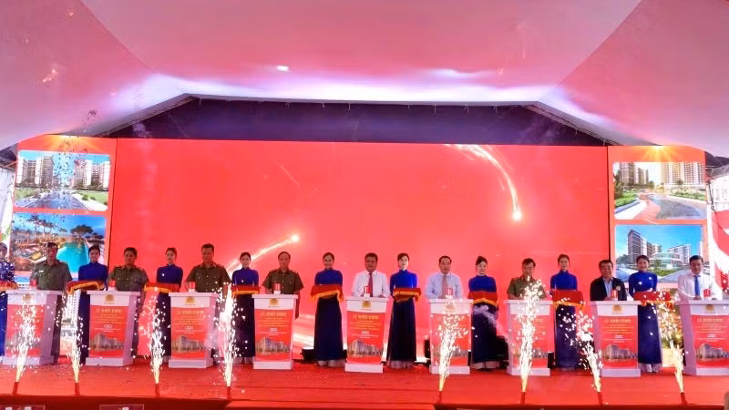 Các đại biểu bấm nút khởi công dự án nhà ở cho lực lượng Công an nhân dân tại Khánh Hòa.