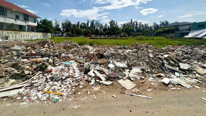 Rác thải xây dựng đổ trộm tại đường Lê Văn Miến, phường Liên Chiểu. z6793432090662-7f8fa6860c53d2c05eddf5654a12e716.jpg