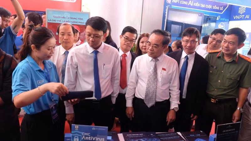 Các đại biểu tham quan, trải nghiệm các gian hàng về công nghệ số.