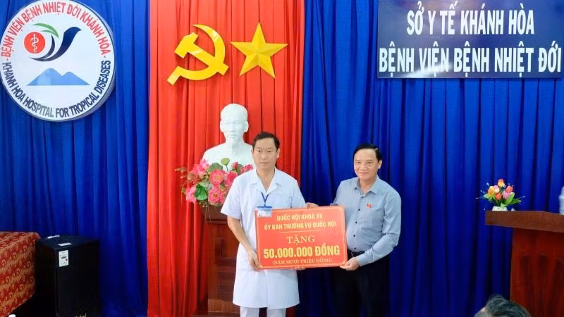 Đồng chí Nguyễn Khắc Định trao 50 triệu đồng cho bệnh nhân và Bệnh viện Bệnh nhiệt đới Khánh Hòa.