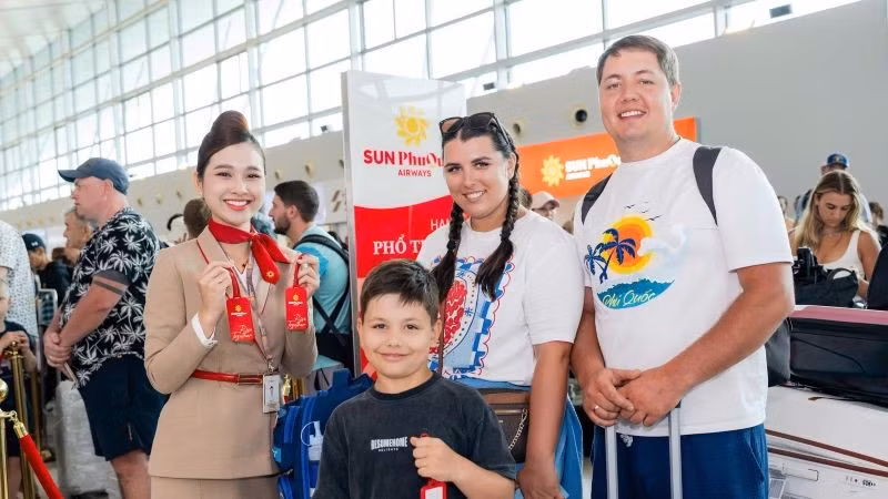 Du khách nước ngoài thích thú với chuyến bay thẳng Phú Quốc-Cam Ranh.
