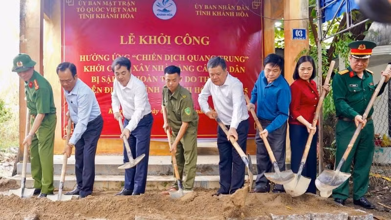 Khánh Hòa tổ chức lễ khởi công xây dựng nhà tặng các hộ dân bị sập đổ hoàn toàn do thiên tai. 