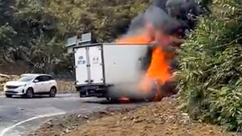 Hiện trường vụ cháy ô-tô tải trên đèo Khánh Lê.