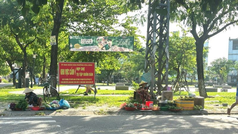 Người dân buôn bán ngay dưới biển cấm tại vỉa hè công viên Nguyễn Huy Tưởng, phường Hòa Khánh.