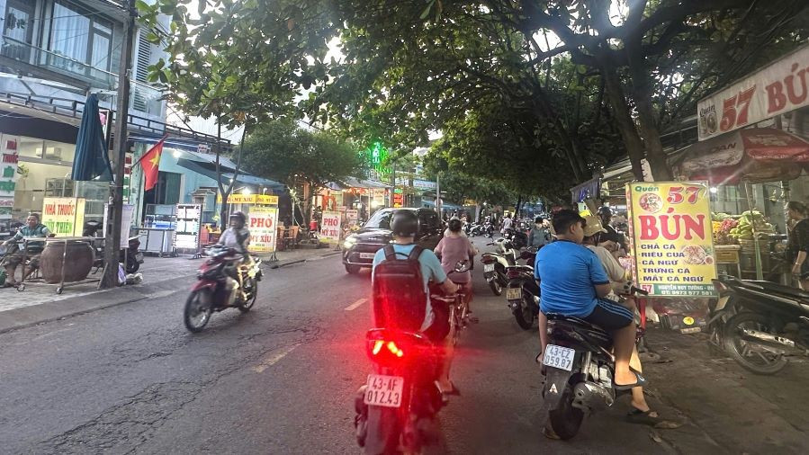 Người dân buôn bán lấn chiếm hết vỉa hè đường Nguyễn Huy Tưởng. z6784427611805-badd2ff110ed9ffd640a097639e890f2.jpg