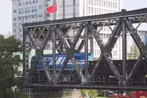 Tàu chở hàng từ Triều Tiên tới thành phố Đan Đông (Trung Quốc). (Ảnh tư liệu: TTXVN)