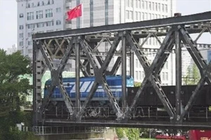 Tàu chở hàng từ Triều Tiên tới thành phố Đan Đông (Trung Quốc). (Ảnh tư liệu: TTXVN)