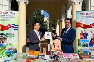 Đoàn Việt Nam giới thiệu với bạn tác phẩm “Thư gửi nước Mỹ” của Chủ tịch Hồ Chí Minh.