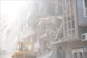 Tòa nhà tại Tehran, Iran bị phá hủy sau các cuộc không kích của Israel. (Ảnh: THX/TTXVN)