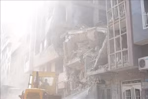 Tòa nhà tại Tehran, Iran bị phá hủy sau các cuộc không kích của Israel. (Ảnh: THX/TTXVN)