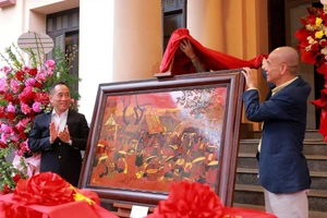 Gia đình cố họa sĩ Hoàng Sùng đã trao tặng tác phẩm sơn mài "Chợ Phùng" cho Bảo tàng Mỹ thuật Việt Nam. (Ảnh: VNFAM)