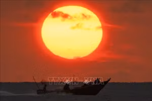 Mặt trời đỏ rực buổi bình minh tại Kuantan, bang Pahang, Malaysia. (Ảnh tư liệu: TTXVN)