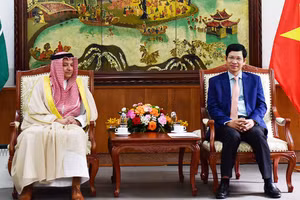 Thứ trưởng Văn hóa, Thể thao và Du lịch Hồ An Phong trao đổi với Đại sứ đặc mệnh toàn quyền Vương quốc Saudi Arabia tại Việt Nam Thamer Mohammed A. Algosaibi. (Ảnh: TITC)