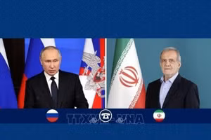 Tổng thống Nga Vladimir Putin (trái) và Tổng thống Iran Masoud Pezeshkian. (Ảnh: TTXVN)