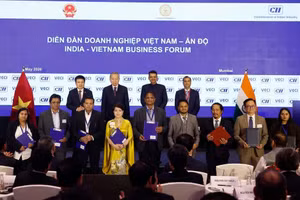 Tổng Bí thư, Chủ tịch nước Tô Lâm và Thủ hiến bang Maharashtra Devendra Fadnavis chứng kiến lễ trao các thỏa thuận hợp tác giữa hai nước. (Ảnh: TTXVN)