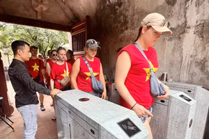 Khách quốc tế sử dụng vé điện tử tại Văn Miếu-Quốc Tử Giám (Ảnh: TITC)