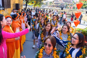 Đoàn khách Philippines được chào đón nồng nhiệt khi ghé thăm phố cổ Hội An. (Ảnh: TTXVN)