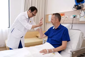 Du khách quốc tế thăm khám sức khỏe tại Việt Nam. (Ảnh: Vinmec)