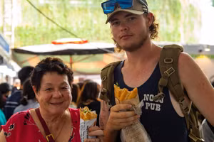 Du khách quốc tế thích thú khi thưởng thức bánh mì Việt Nam. (Ảnh: TTXVN)