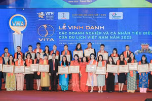 Các doanh nghiệp và cá nhân tiêu biểu, có thành tích xuất sắc trong lĩnh vực du lịch được vinh danh tại VITM 2026. (Ảnh: TTXVN)