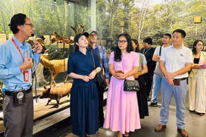 Đoàn famtrip tham quan các điểm đến nổi tiếng của Thủ đô Hà Nội.