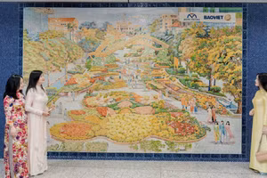 Người dân chiêm ngưỡng tác phẩm trong Dự án Trang trí nghệ thuật Ga Metro Bến Thành.