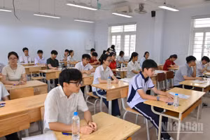 Sáng 30/5, các thí sinh làm bài thi môn Ngữ văn của kỳ thi tuyển sinh vào lớp 10 trung học phổ thông công lập năm học 2026-2027 của thành phố Hà Nội.