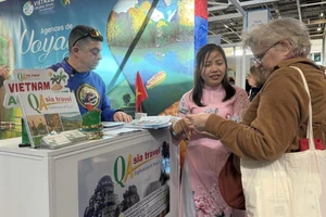 Du khách Pháp tìm hiểu các sản phẩm du lịch Việt Nam tại Hội chợ Du lịch toàn cầu năm 2026 diễn ra ở Thủ đô Paris. (Ảnh: TTXVN)