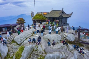 Khách du lịch tại chùa Đồng - ngôi chùa nằm trên đỉnh cao nhất của núi Yên Tử. (Ảnh: TTXVN)