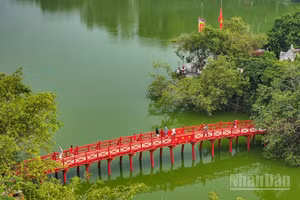 Hà Nội được xem là trung tâm trung chuyển khách du lịch, thường đi đầu trong các hoạt động xúc tiến, liên kết vùng trên cả nước. (Ảnh: THẾ ĐẠI)