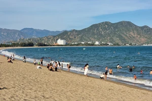 Khách du lịch khám phá biển Ninh Chữ. (Ảnh: TTXVN)