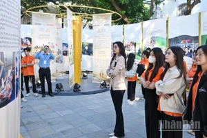 Công chúng tham quan Triển lãm Hành động vì cộng đồng 2025. (Ảnh: THỦY NGUYÊN)