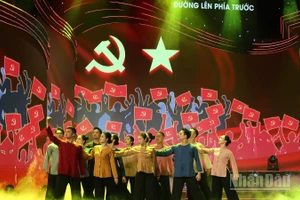 Chương trình “Đường lên phía trước” quy tụ sự tham gia biểu diễn của nhiều nghệ sĩ được công chúng yêu mến. (Ảnh: TRẦN HUẤN)