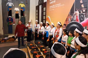 Các nghệ nhân người Mường giới thiệu về di sản văn hóa chiêng Mường tại chương trình. (Ảnh: TITC)