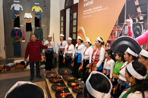 Các nghệ nhân người Mường giới thiệu về di sản văn hóa chiêng Mường tại chương trình. (Ảnh: TITC)