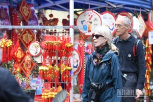 Khách quốc tế tham quan Hà Nội dịp Tết. (Ảnh: THÀNH ĐẠT)