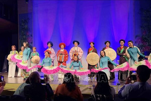 Màn trình diễn áo dài mang tên “Ba miền chung một dáng hoa”, do Câu lạc bộ Di sản Áo dài Việt Nam tại Vương quốc Bỉ phối hợp với Hội phụ nữ UGVB thực hiện.