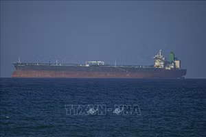 Con tàu di chuyển qua eo biển Hormuz. (Ảnh: TTXVN)